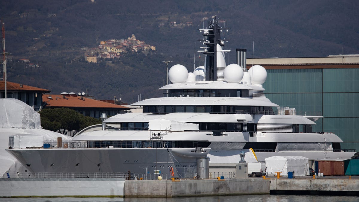 So It Appears That $700 Million Superyacht Does Belong To Putin